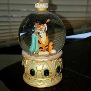 Aladdin snow globe