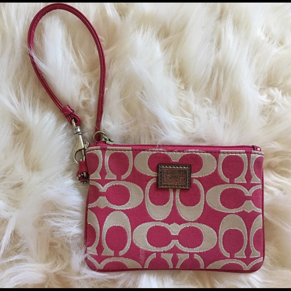 Coach poppy Wristlet size 6"w x4"h