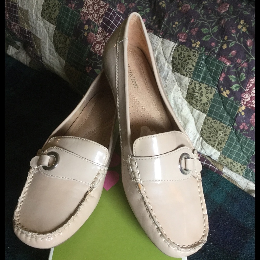 Naturalizer Loafer | Beige Patent | Size 8 Wide