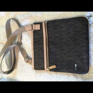 Micheal kor cross body bag