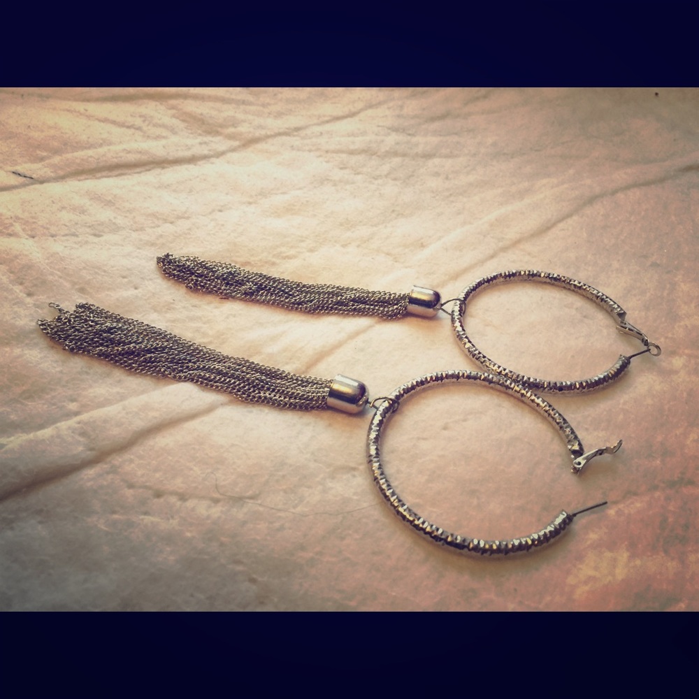 SALE💥💕NWT LG silver plated hoops with Tassles💕