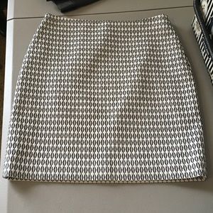 😍SALE! Like New Ann Taylor Black and White Skirt