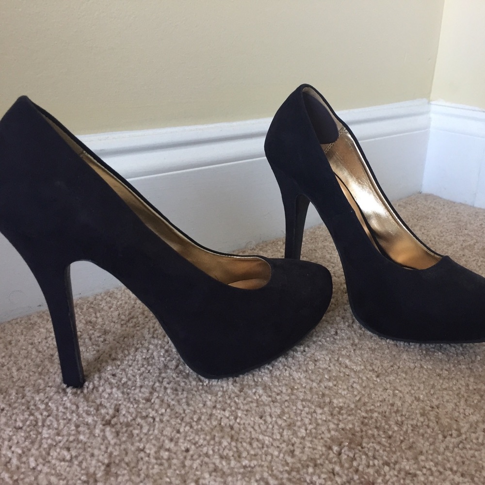 Black Pumps
