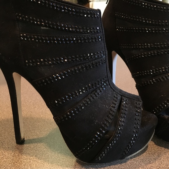 Black High-Heels - Picture 2 of 4