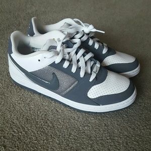 Like New NIKE Shoes