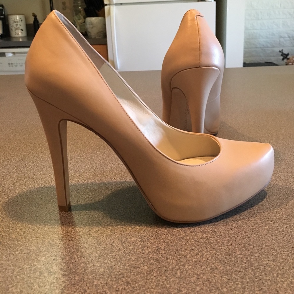 Nude pumps