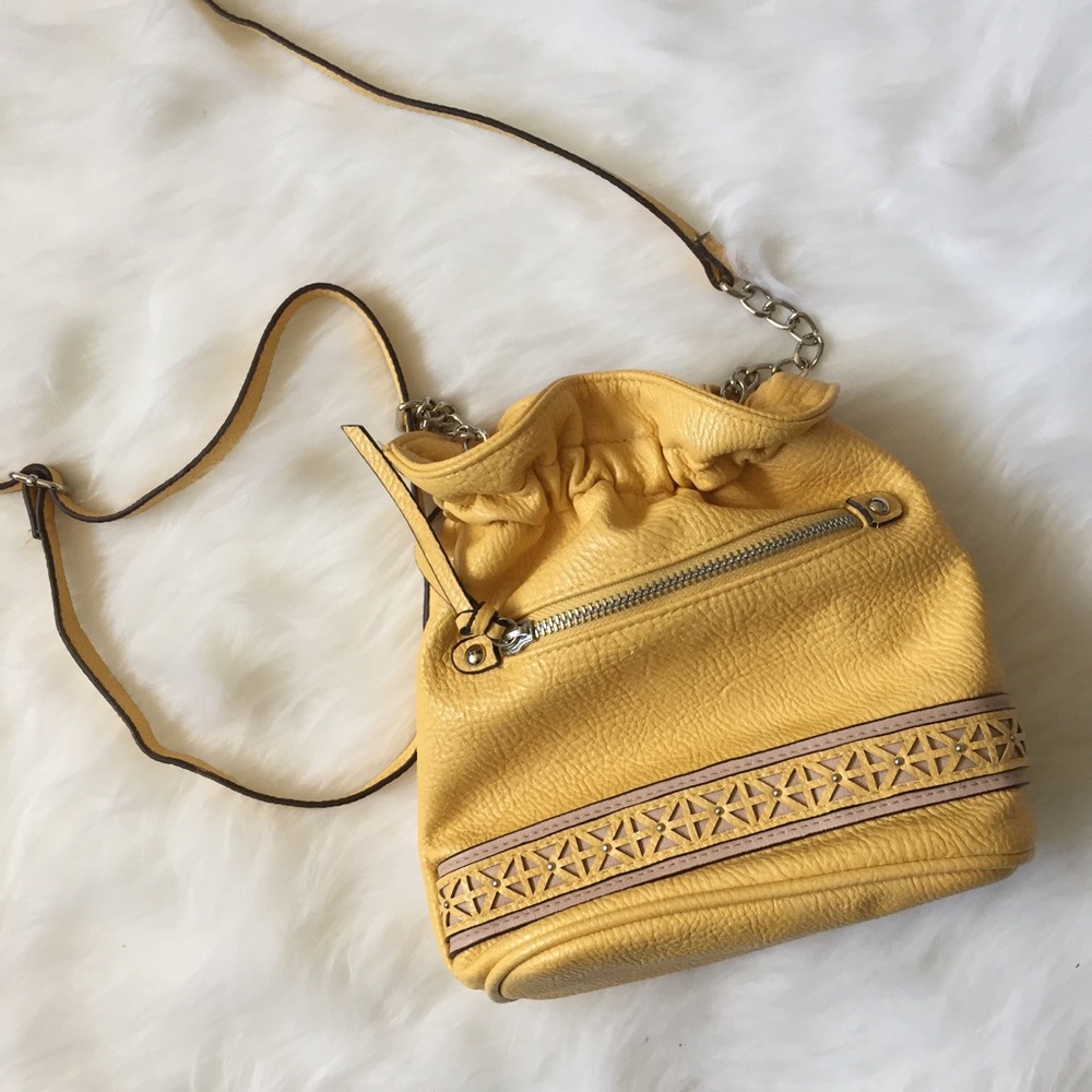 Really cute yellow bag!
