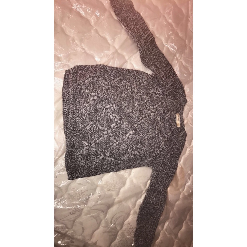 gray knitted sweater