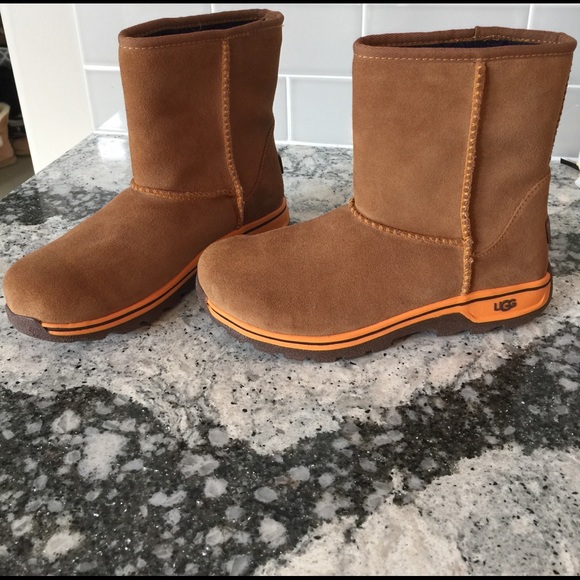 Ugg Lynden boots size 2 - Picture 2 of 4
