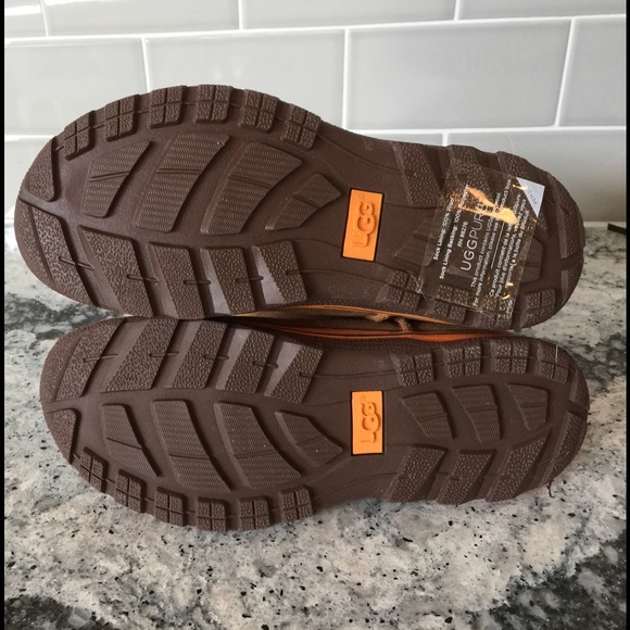 Ugg Lynden boots size 2 - Picture 3 of 4