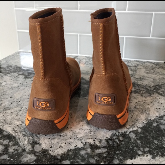 Ugg Lynden boots size 2 - Picture 4 of 4
