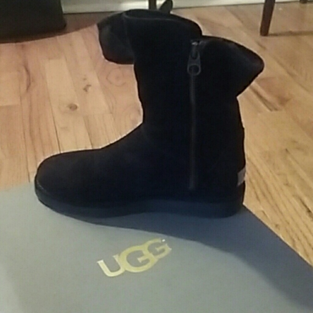 UGG size 6 ABREE SHORT