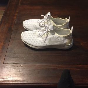 White nike juvenates 5.5