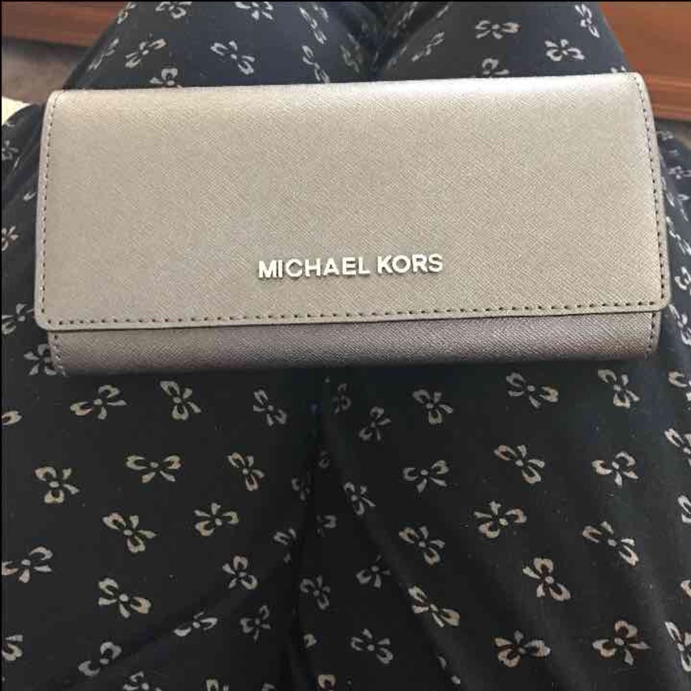 Michael kors jet set travel carryall