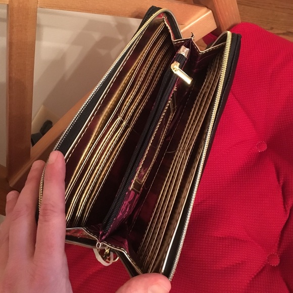 Betsey Johnson Black Floral Zip Around Wallet. - Picture 3 of 4