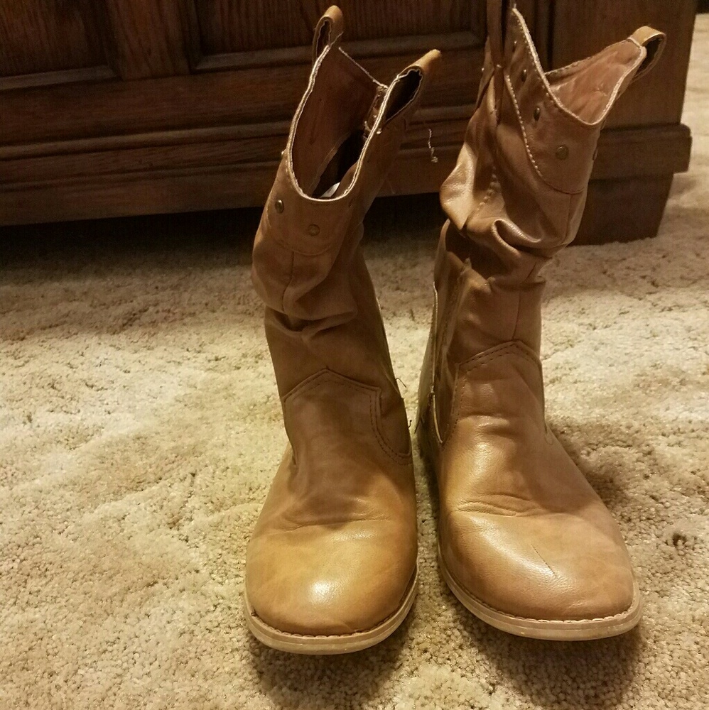 Light brown girls short boots