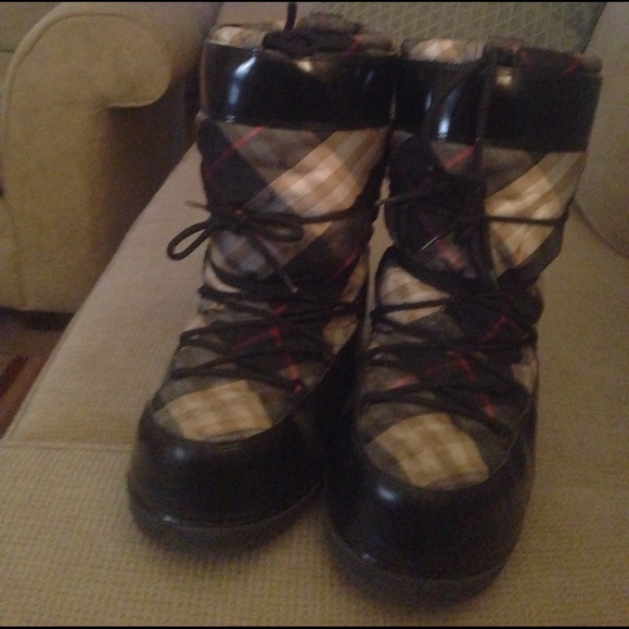 Burberry snow boots - Picture 2 of 3