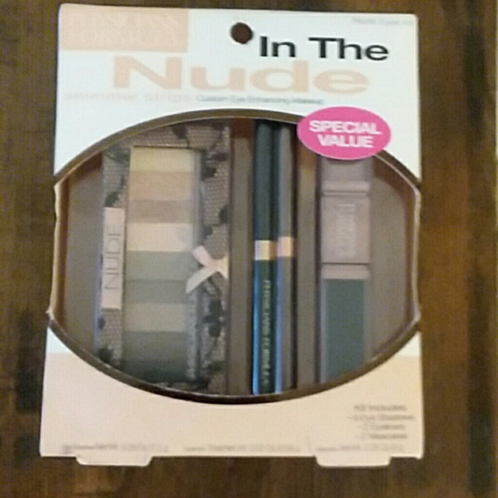 Nude eyeshadow liner and mascara kit