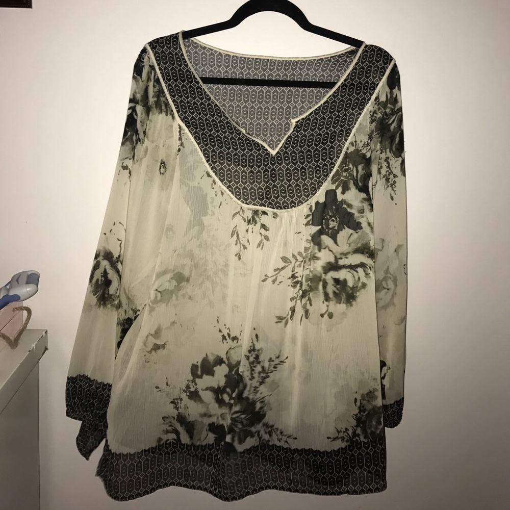Flowy green, gray & black top with floral details!