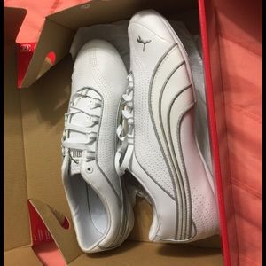 White puma sneakers