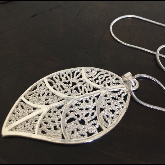 Sterling Silver Leaf Necklace and 18" Chain - Picture 2 of 3