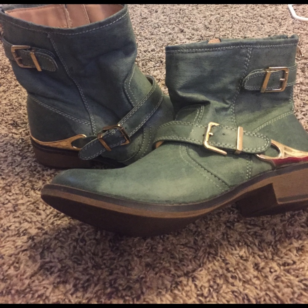 Mossimo low green boots with gold accents