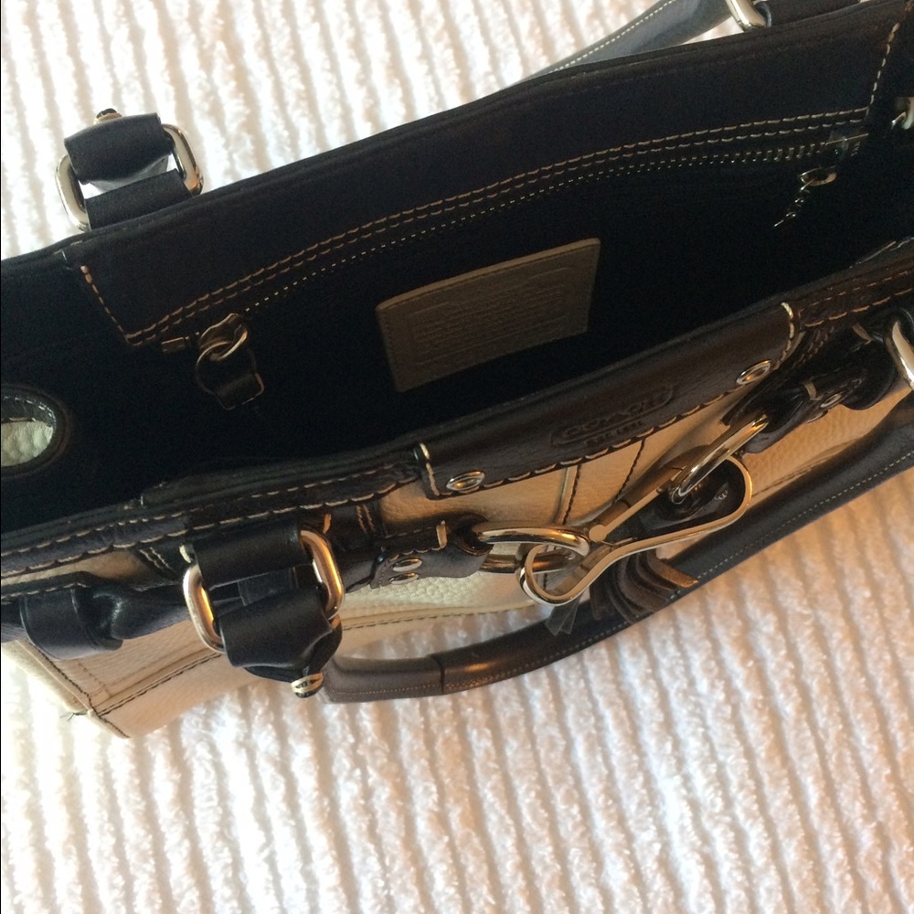 Coach white and black authentic leather purse - Picture 4 of 6