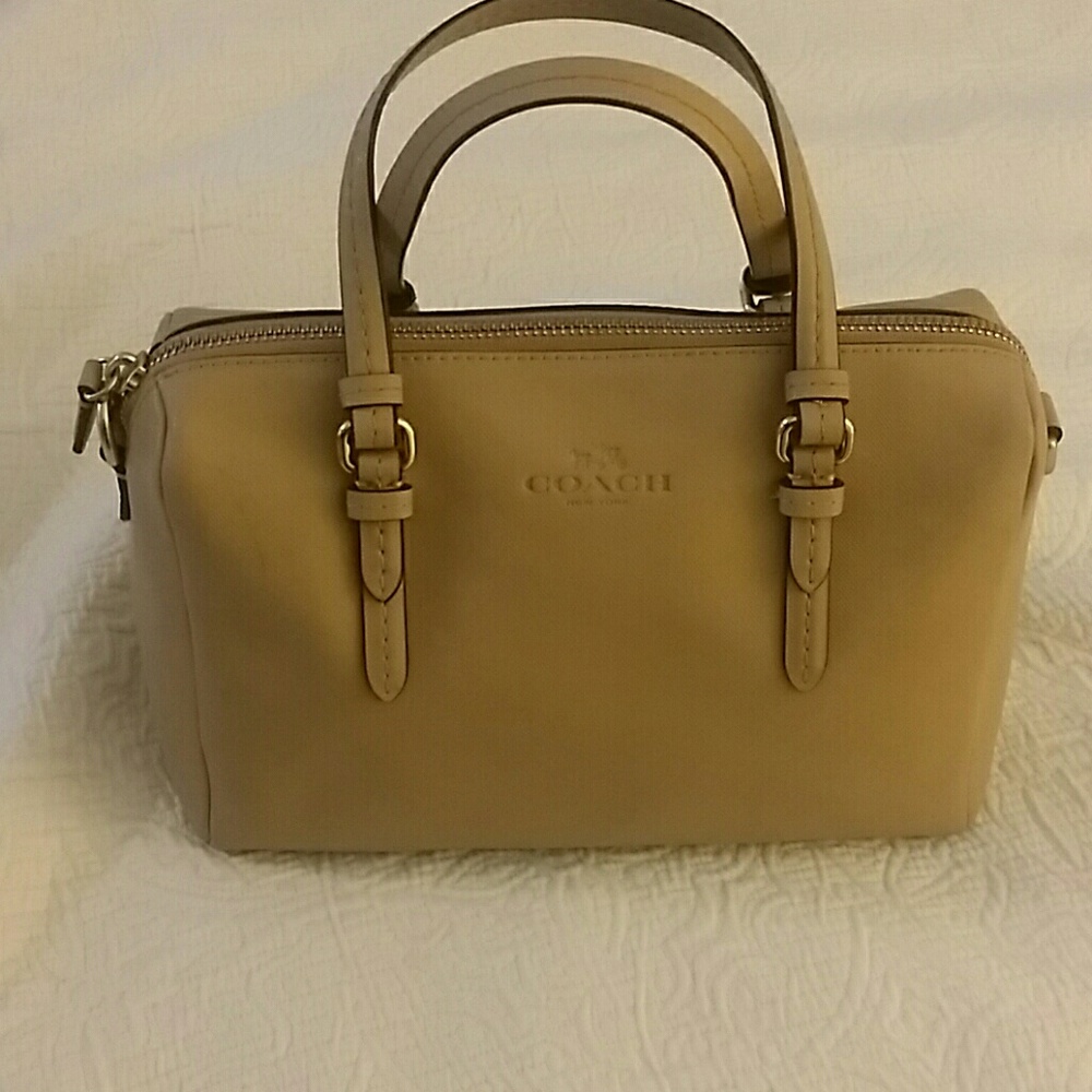 Beautiful Coach leather purse. In very good