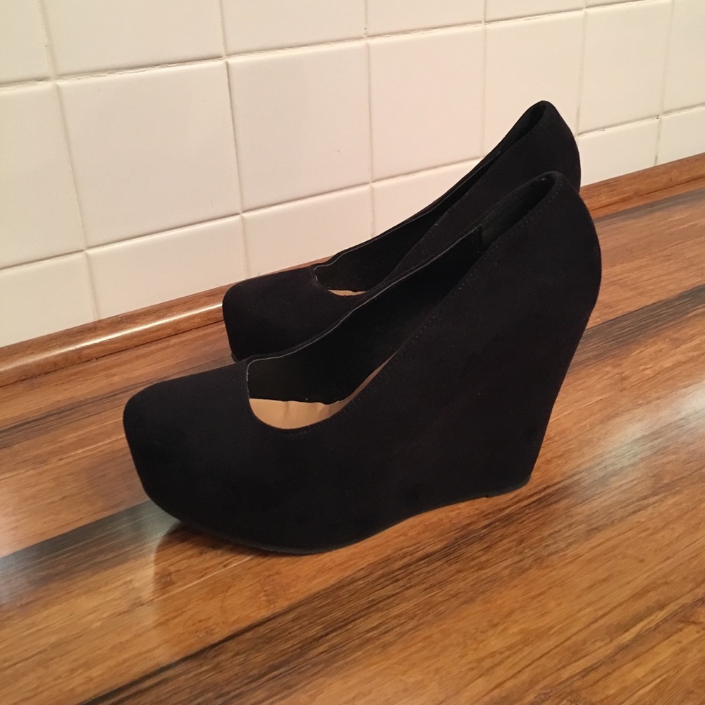 Black wedges
