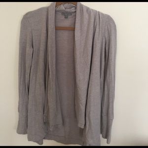 Cozy and FLATTERING James Perse top