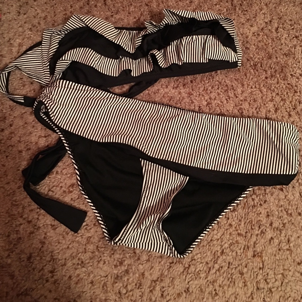 Jessica Simpson B&W swimsuit!