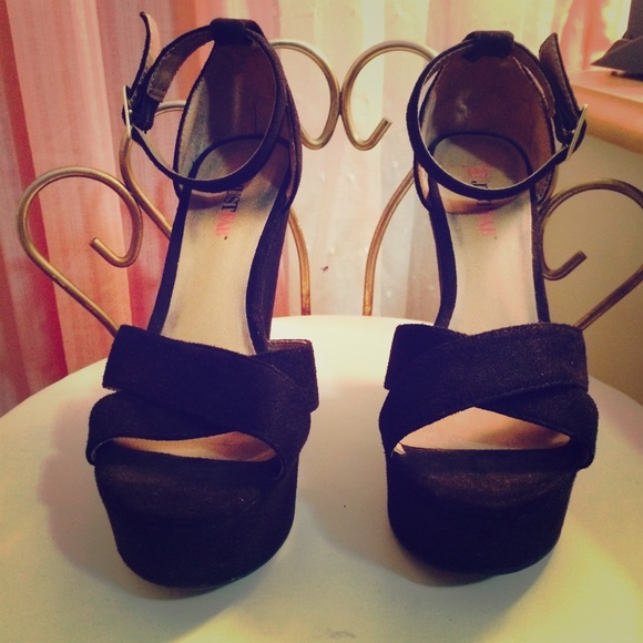 Black suede pumps! - Picture 2 of 5