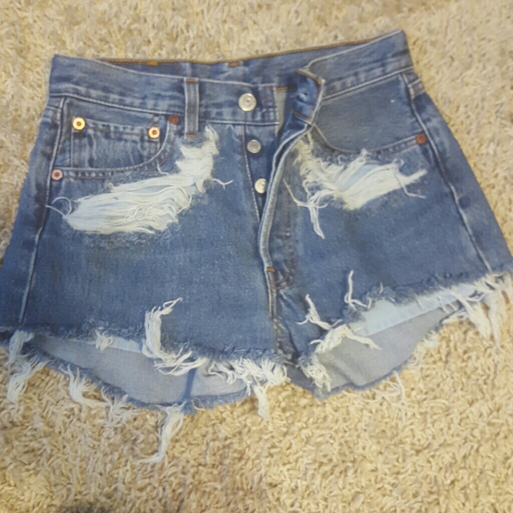 LEVI high waisted denim shorts!