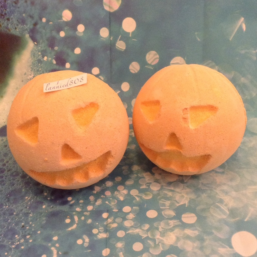 🎃2 (two) Lush Halloween Pumpkin Bathbombs🎃