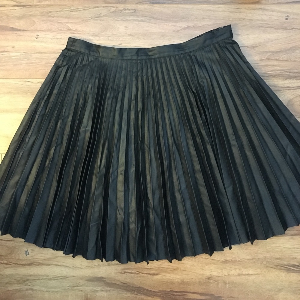 Vegan pleated leather skirt