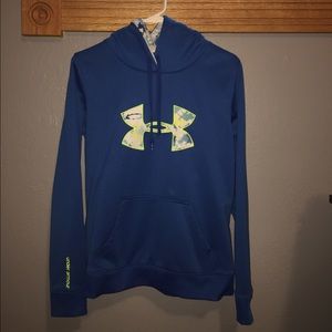 M Under Armour sweatshirt