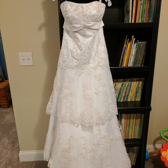Wedding dress - Picture 1 of 8