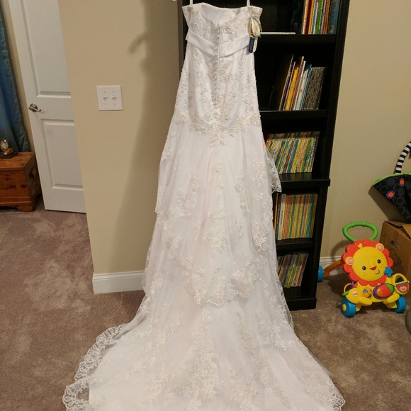 Wedding dress - Picture 2 of 8