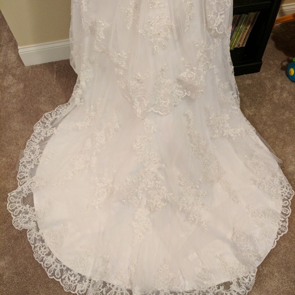 Wedding dress - Picture 3 of 8