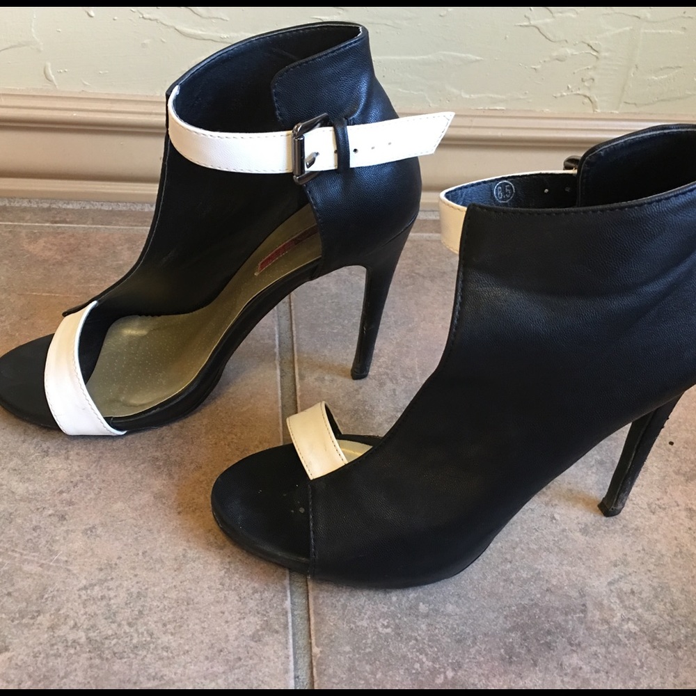 C Label Black w/ white strap open toe booties 8.5