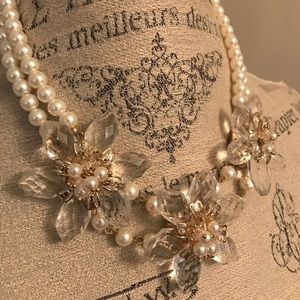 Pearl necklace with crystal flowers