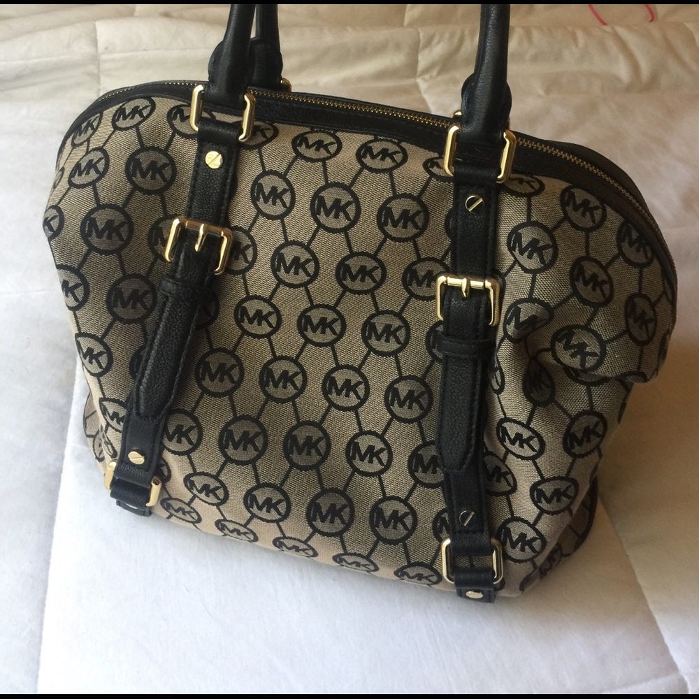 Micheal Kors classic monogram bag