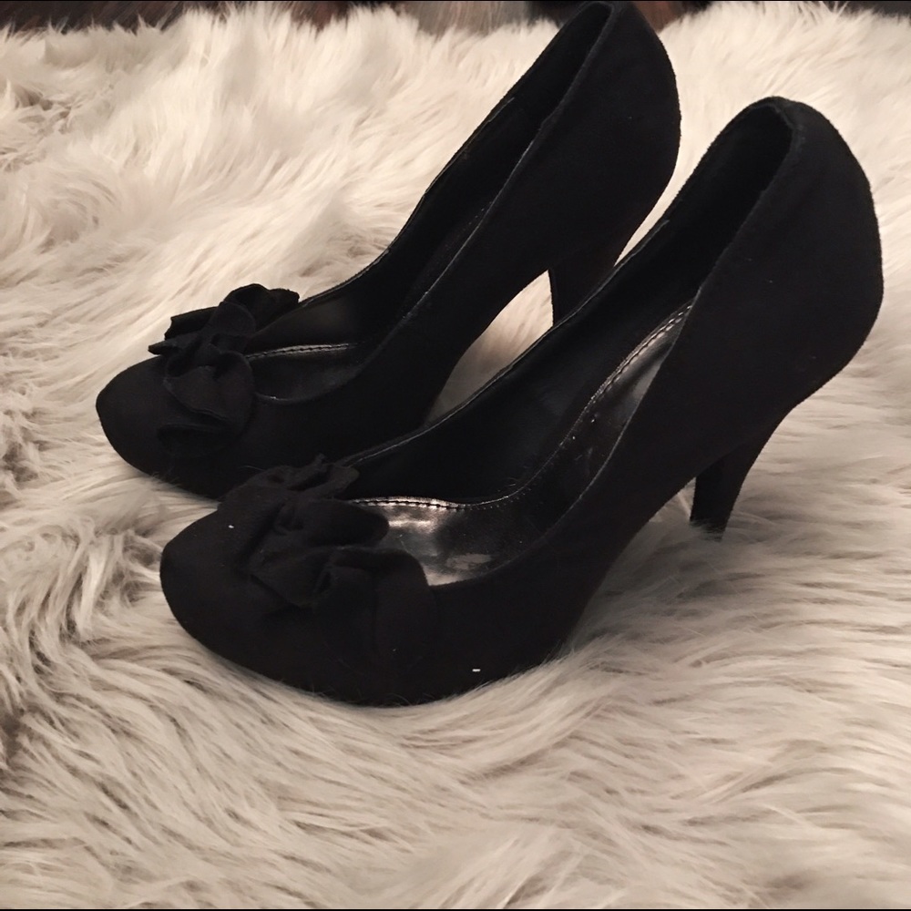 ALL PRICES REDUCED Black Bow Heels