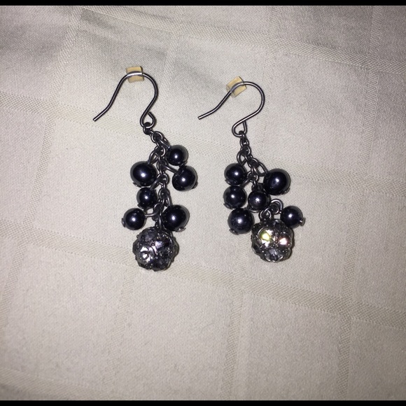 Gray bead and crystal drop earrings - Picture 1 of 3
