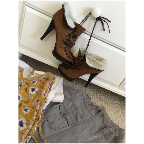 High Heel Lace-Up Hiking Bootie w/Faux Fur Trim - Picture 4 of 5