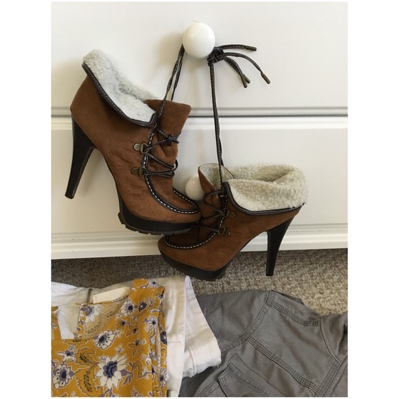 High Heel Lace-Up Hiking Bootie w/Faux Fur Trim - Picture 2 of 5