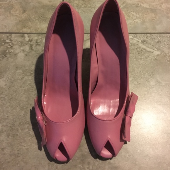 Adorable 🎀 heels - Picture 2 of 7