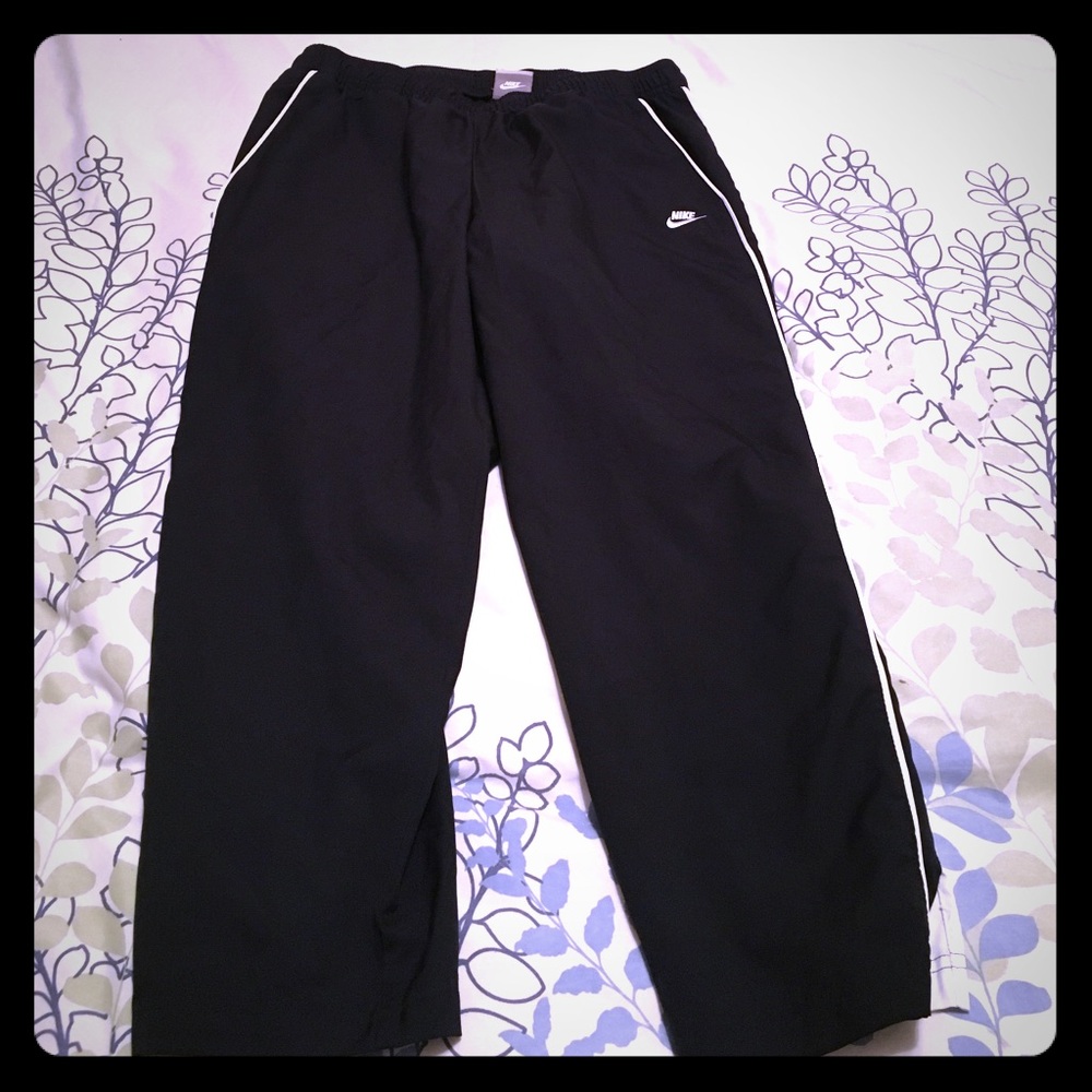 Black Nike polyester Capri pants.