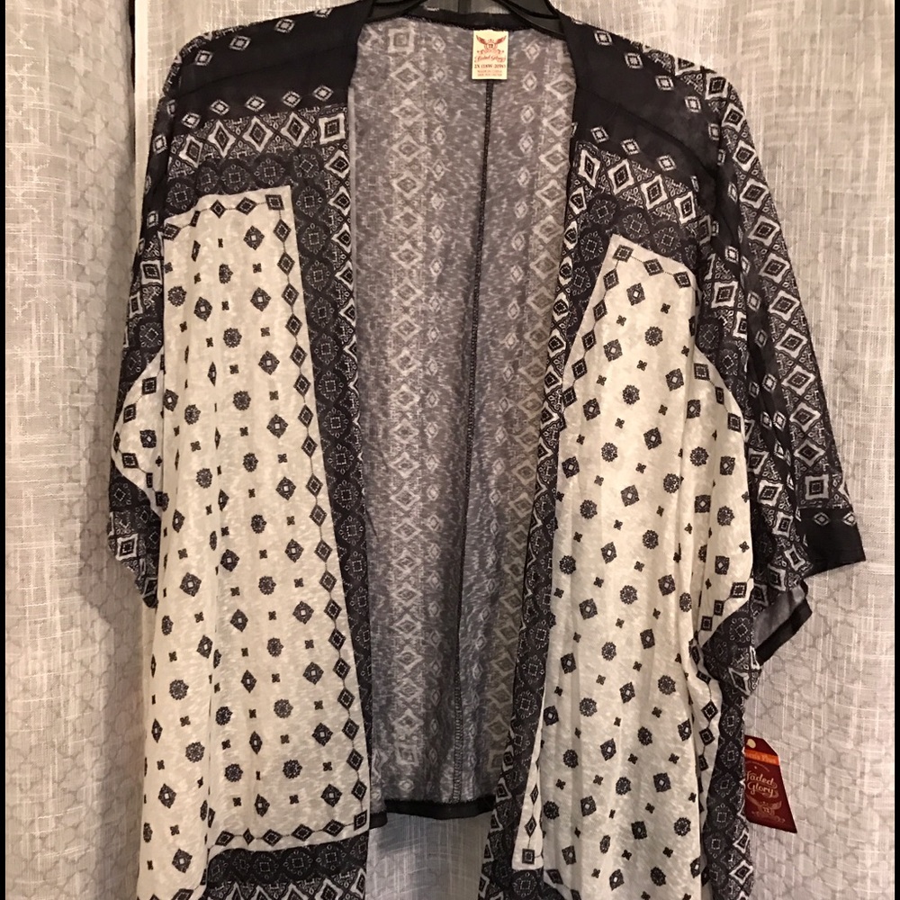 Faded Glory black/cream printed kimono.