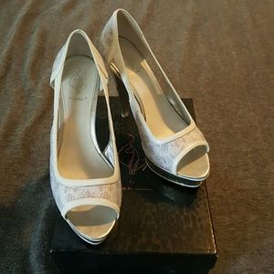 Baby Phat size 8 pumps